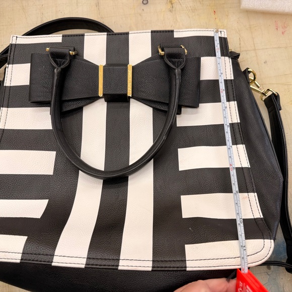 Betsey Johnson Black and White Geometric Shoulder Bag - Picture 6 of 8